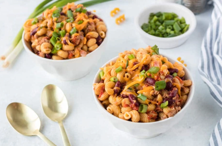 difference between goulash and chili mac