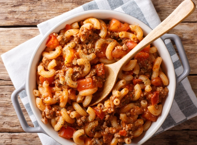 What is the difference between goulash and chili mac?