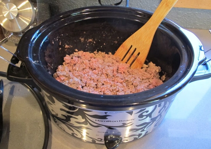 Can I cook raw ground beef in a slow cooker?
