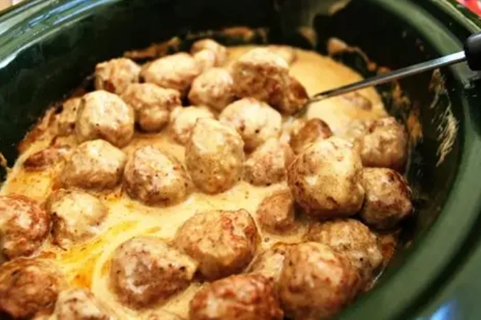 slow cooker meatballs with sauce