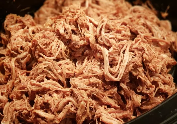 What is the best liquid for pulled pork in a slow cooker?
